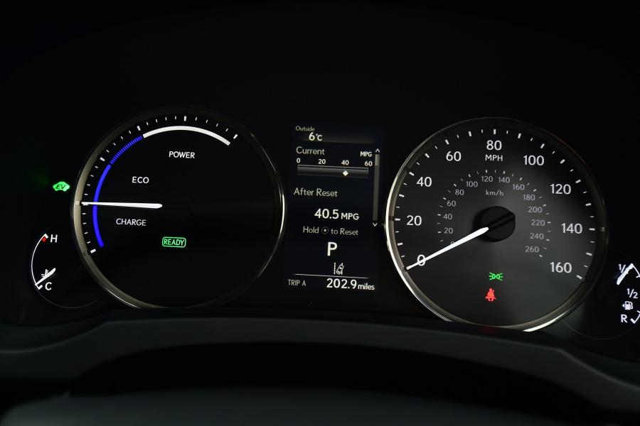 Панель приборов Lexus IS300h 2016 года  (UK) (фото 6 из 9)